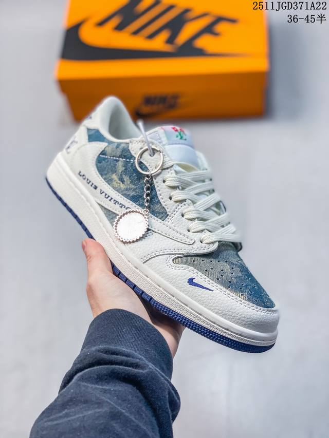 公司级Labubu X Air Jordan 1 Low 此款主张打破传统的工业化流水线设计限制，以Made By Ideas的超级创意为理念，集结众多潮流设计