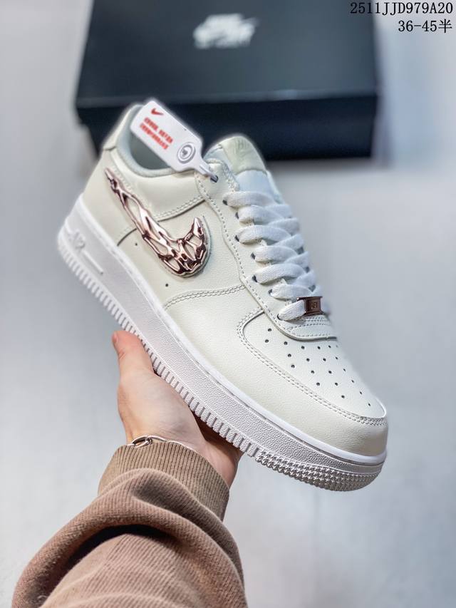 真标耐克Nike Air Force 1’07空军一号低帮百搭休闲运动板鞋。柔软、弹性十足的缓震性能和出色的中底设计，横跨复古与现代的外型结合，造就出风靡全球三