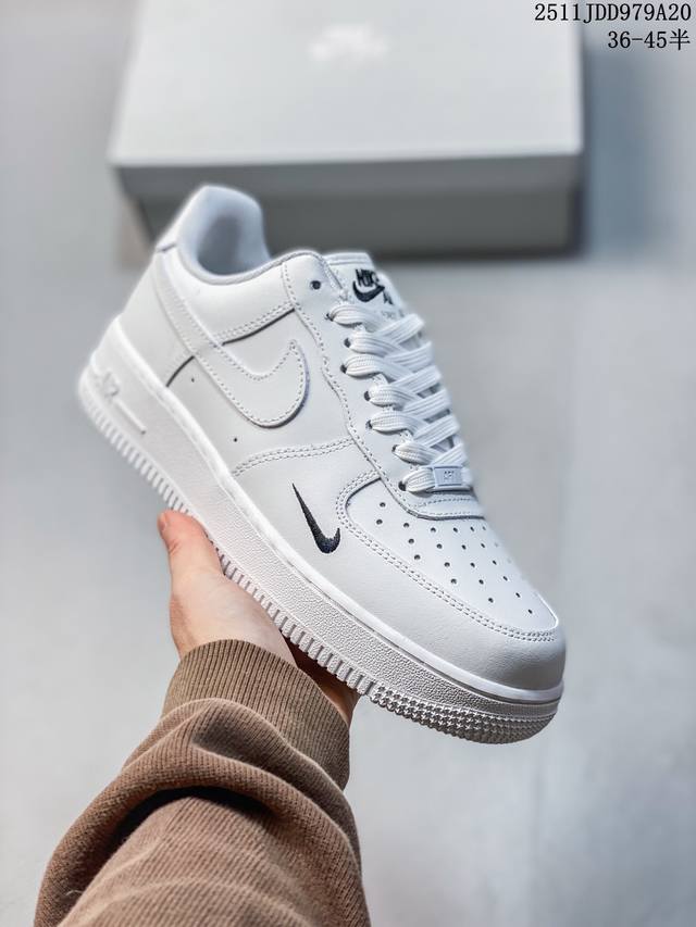 真标：耐克Nike Air Force 1“07空军一号低帮百搭休闲运动板鞋。柔软、弹性十足的缓震性能和出色的中底设计，横跨复古与现代的外型结合，造就出风靡全球