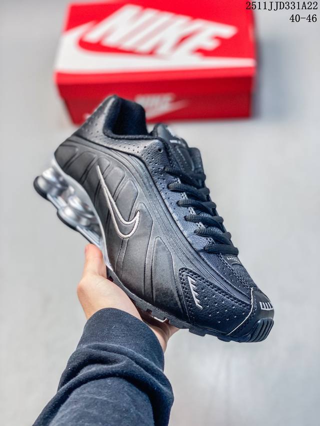 耐克 Nike Air Max plus是Nike旗下另类鞋款的代表，Tn 它诞生于1996年，是第一款使用Tunedair气垫的跑鞋，其特点就在于实现各气室间