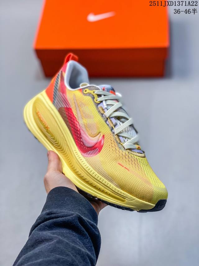 Nike 耐克 佛莫罗18代系列 升级原楦原数据开发纸版，采用科技织法轻盈织物合成鞋面材质，足底搭载 Zoomx 缓震配置，Cushlon 3.0混合泡棉中底缓