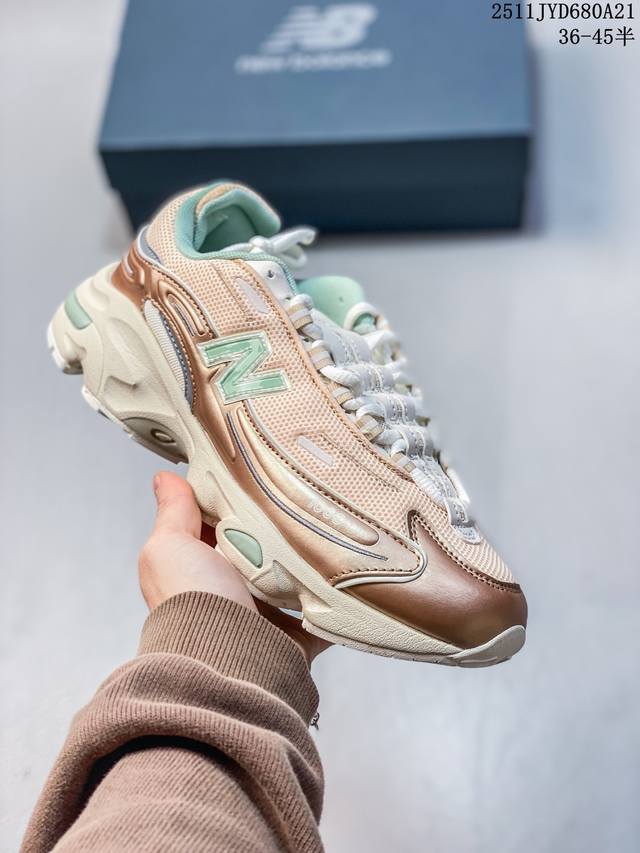 Joe Freshgoods X New Balance Nb1000联名款 复古休闲运动慢跑鞋 鞋款灵感源自设计师本人对夏日的怀日回忆。鞋面大身由空间双格及磨