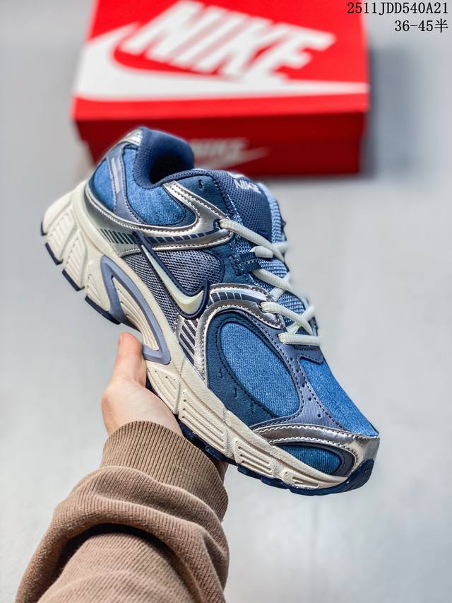 Nk V5 Rnr 舒适百搭防滑耐磨低帮跑步鞋 舒适有型适合日常穿着 该鞋款延续千禧年经典设计搭载泡绵中底 厚实而轻盈匠心细节巧搭立体耐克勾标志焕新演绎复古跑鞋