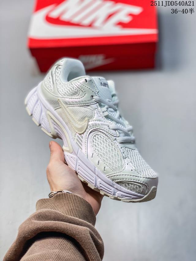 Nk V5 Rnr 舒适百搭防滑耐磨低帮跑步鞋 舒适有型适合日常穿着 该鞋款延续千禧年经典设计搭载泡绵中底 厚实而轻盈匠心细节巧搭立体耐克勾标志焕新演绎复古跑鞋