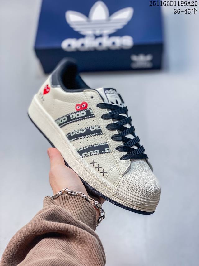 纯原 Clot X Ad Originals #贝壳头川久保玲-联名限定 贴合柔软皮料黑白配色 ，这双鞋的整体设计思路和风格可以说很Clot。鞋款整体选用了易穿