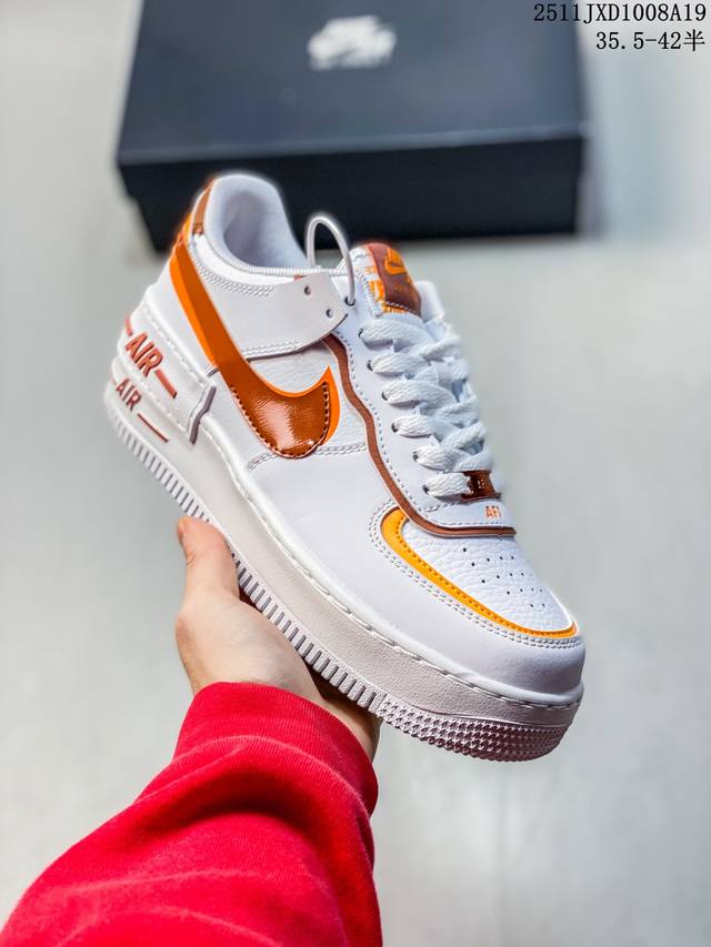 Nike 耐克低帮板鞋 空军一号 Af1马卡 龙Af1厚底增高百搭运动板鞋 Nike Air Force 1“Shadow”造型设计上与 Sacai X Nik
