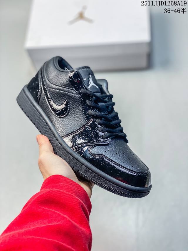 Air Jordan 1 Low Aj1乔1低帮休闲板鞋 同步官方配色 原档冲孔鞋头 正确满胶鞋垫 四线拉帮 原厂织唛标 鞋舌高弹海绵填充。 Size： 36