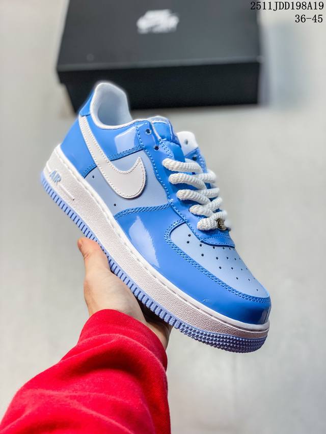 耐克Nike Air Force 1 Low 空军一号低帮百搭休闲运动板鞋 柔软、弹性十足的缓震性能和出色的中底设计，横跨复古与现代的外型结合，造就出风靡全球三