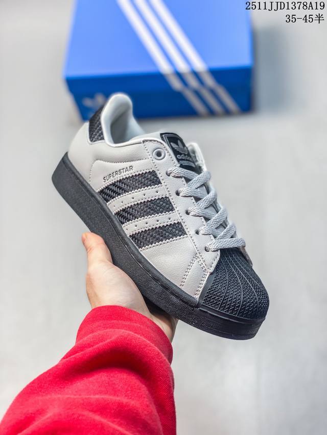 阿迪达斯 Adidas Originals Superstar Ii 防滑耐磨轻便透气 低帮贝壳头板鞋 升级版鞋型更贴合脚型，标志性贝壳头+三条杠设计，复古又百