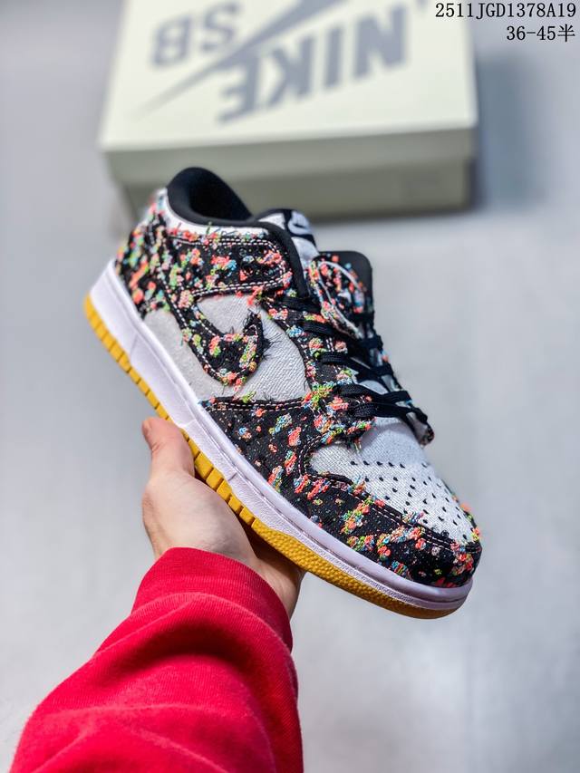耐克Nike Sb Dunk Low 扣篮系列 复古低帮休闲运动滑板板鞋。采用脚感柔软舒适Zoomair气垫，有效吸收滑板等极限运动在落地时带来的冲击力，为街头