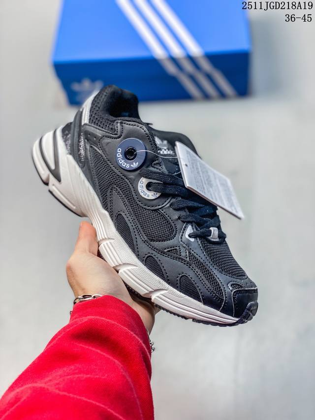 Adidas Originals Astir 复古单品 这款Adidas Astir 慢跑鞋,助你向世界展示自己的态度。灵感源自00年代的亮眼跑鞋,金属色网材鞋