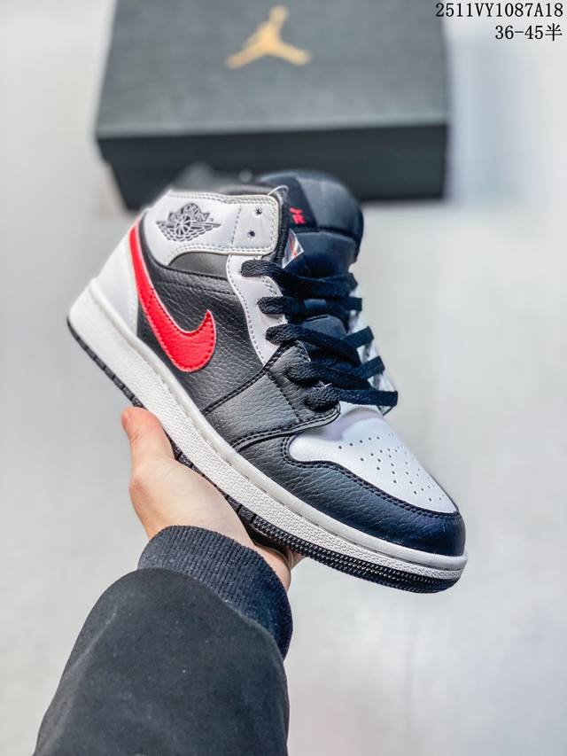 头层皮拼接 Air Jordan 1 Mid “Bred Toe” Aj1 中帮 这款中帮脚趾融合了两大超经典配色，Bred 黑红和 Black Toe 黑脚趾