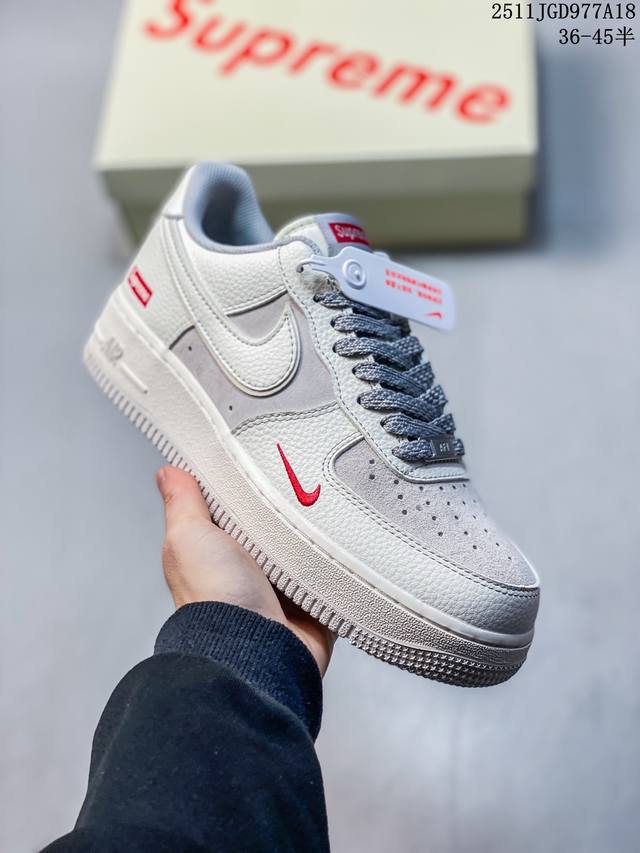 真标耐克Nike Air Force 1’07 Lv8 空军一号低帮百搭休闲运动板鞋。柔软、弹性十足的缓震性能和出色的中底设计，横跨复古与现代的外型结合，造就出