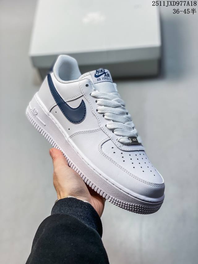 公司级耐克Nike Air Force 1‘07 空军一号低帮百搭休闲运动板鞋。柔软、弹性十足的缓震性能和出色的中底设计，横跨复古与现代的外型结合，造就出风靡全