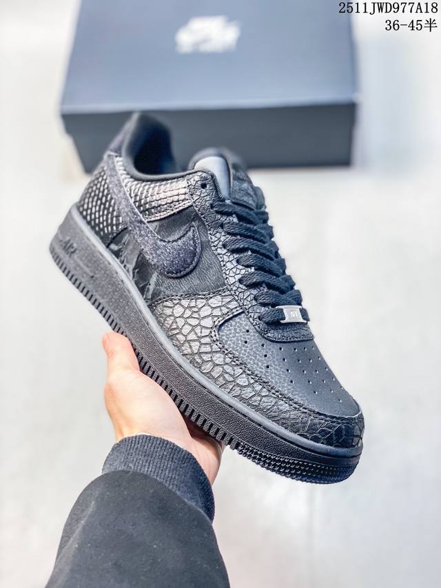 公司级耐克Nike Air Force 1‘07 空军一号低帮百搭休闲运动板鞋。柔软、弹性十足的缓震性能和出色的中底设计，横跨复古与现代的外型结合，造就出风靡全