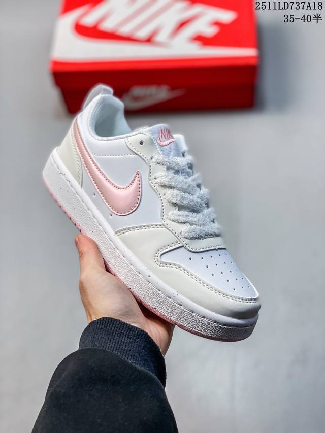 耐克 Nike 女子运动鞋 Court Borough Low 小空军低帮板鞋。1.其皮革材质的鞋面结合网眼鞋舌，在出众外观与质感的同时提供稳固支撑，并且提升透
