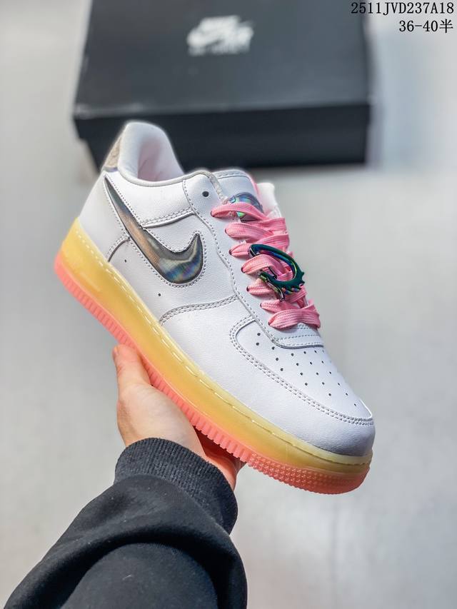 真标耐克Nike Air Force 1’07空军一号低帮百搭休闲运动板鞋。柔软、弹性十足的缓震性能和出色的中底设计，横跨复古与现代的外型结合，造就出风靡全球三