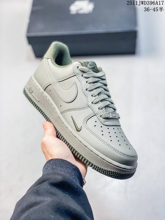 耐克Nike Air Force 1’07空军一号低帮百搭休闲运动板鞋。柔软、弹性十足的缓震性能和出色的中底设计，横跨复古与现代的外型结合，造就出风靡全球三十多