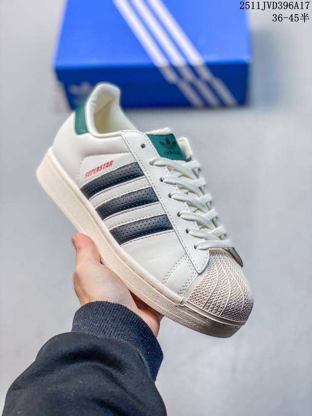阿迪达斯 Adidas Superstar 2025年新款鞋子 蛇年新款 经典贝壳头系列 新款休闲板鞋潮流男女士运动鞋 。鞋面皮革拼接材质 标志性的贝壳鞋头，简