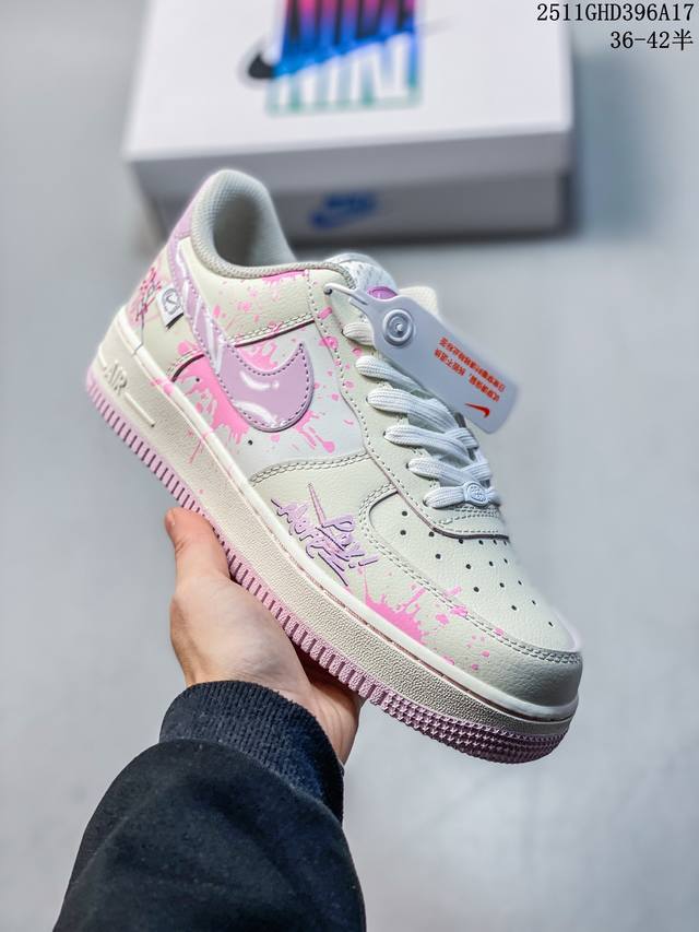 耐克Nike Air Force 1 Low 空军一号低帮百搭休闲运动板鞋。柔软、弹性十足的缓震性能和出色的中底设计，横跨复古与现代的外型结合，造就出风靡全球三