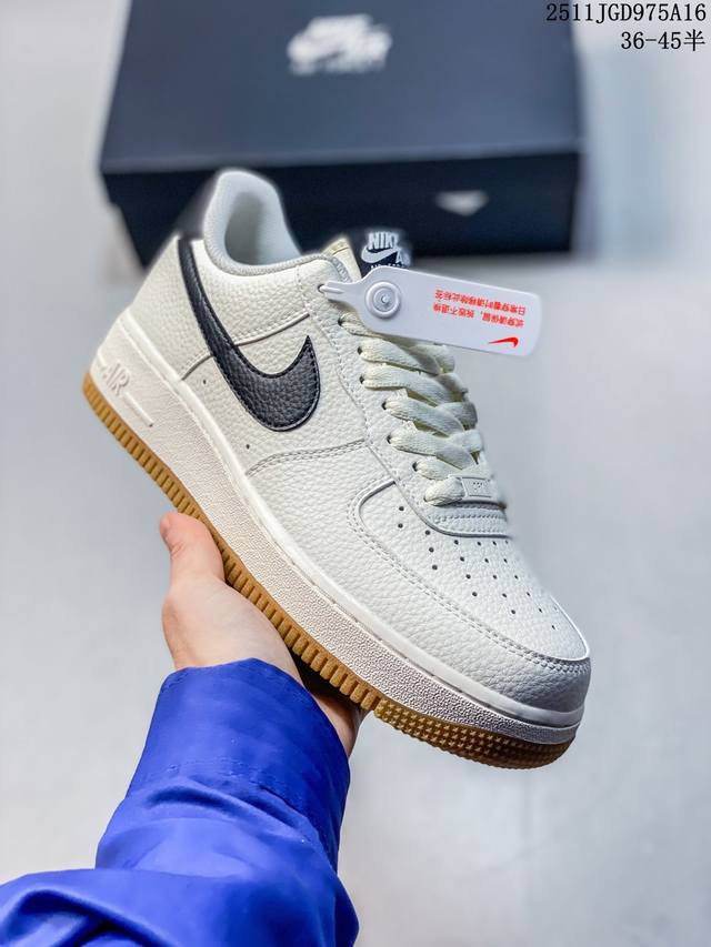 公司级耐克Nike Air Force 1’07空军一号低帮百搭休闲运动板鞋。柔软、弹性十足的缓震性能和出色的中底设计，横跨复古与现代的外型结合，造就出风靡全球