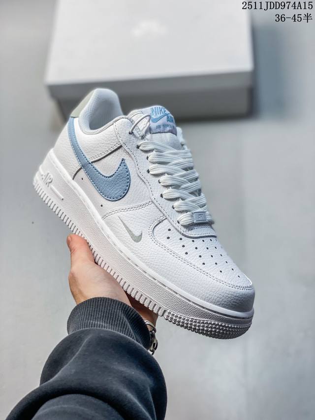 真标耐克Nike Air Force 1’07空军一号低帮百搭休闲运动板鞋。柔软、弹性十足的缓震性能和出色的中底设计，横跨复古与现代的外型结合，造就出风靡全球三