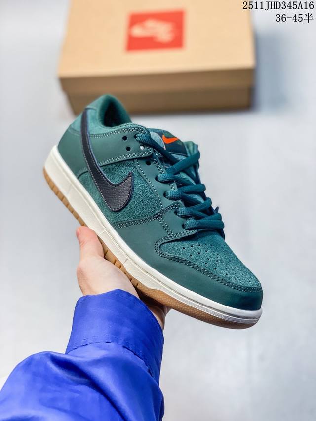耐克Nike Sb Dunk Low Sb 系列扣篮系列复古低帮休闲运动滑板板鞋。采用脚感柔软舒适Zoomair气垫，有效吸 收滑板等极限运动在落地时带来的冲击