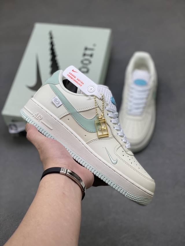 超级福利 核心特价 长期补货 Nike Air Force 1 ’07 Low 空军一号低帮百搭休闲运动板鞋。柔软、弹性十足的缓震性能和出色的中底设计，横跨复古