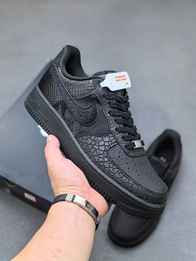 Nike Air Force 1 Low 原楦头原纸板 打造纯正空军版型 专注外贸渠道 全掌内置蜂窝气垫 原盒配件 原厂中底钢印、拉帮完美 货号：Hq1977-