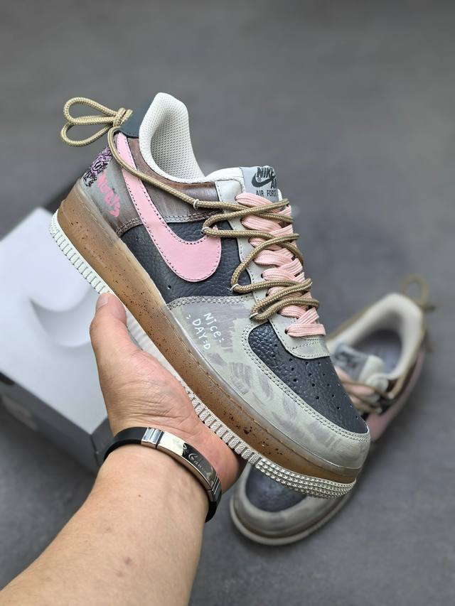 手绘涂鸦“雾粉日记”Nike Air Force 1 “Mist powder Diary”空军一号定制板鞋 从旧日记本里撕下来的一页，这双鞋裹着雾面灰调的松弛