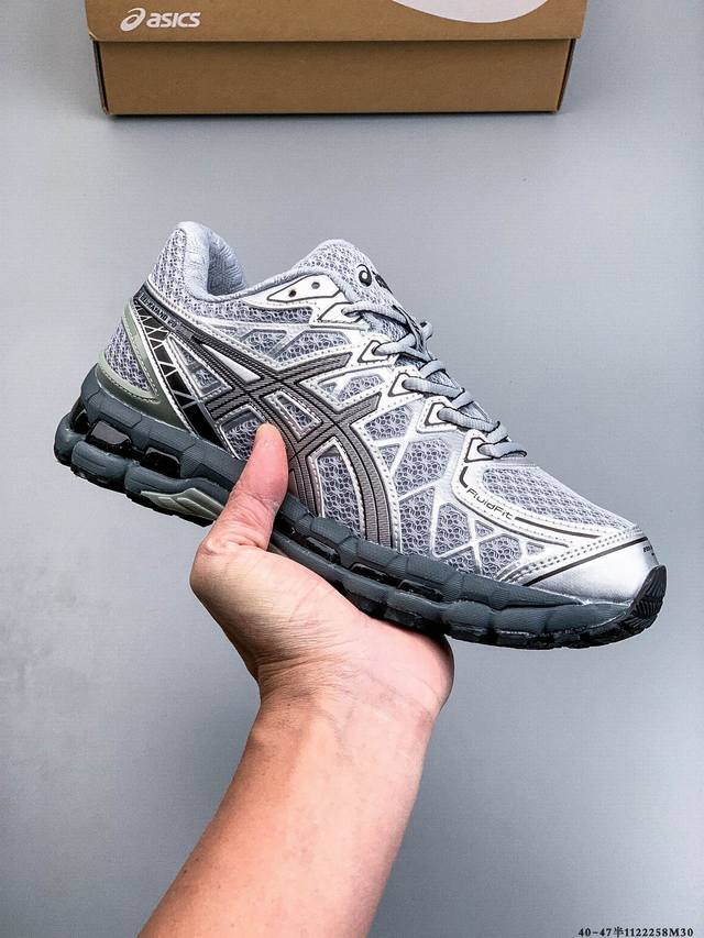 2025 开年不久，持续打造 爆款 的 Asics亚瑟士再度深挖自己的历史档案库，宣布旗下经典之作 Gel-Kayano 20 首次重磅回归。 作为 2010