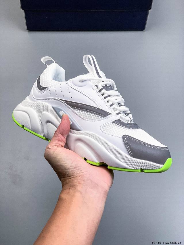 Dior迪奥 B22 牛皮 科技网布运动休闲鞋 B22运动鞋以复古视角重新诠释“厚实 廓形。凭借其独创的运动美学，它结合了不同的材料和纹理，例如光滑的小牛皮和黑