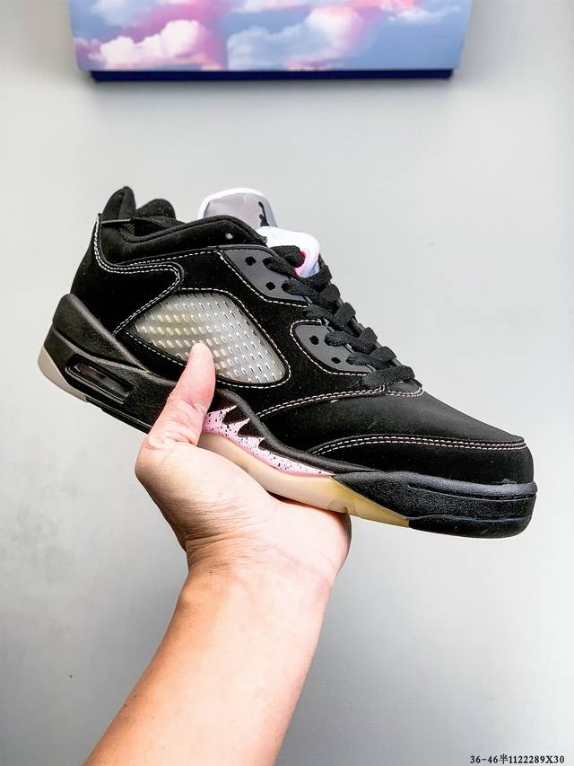 Air Jordan 5 Retro Oreo Aj5 底帮篮球鞋 可视Air气垫+pu中底，为运动中的起跳、急停和落地等场上动作提供可靠保护，即使在面对如今更