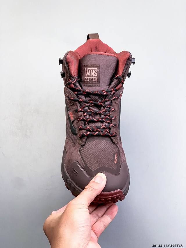 Vans Mte Crestline Adv Gore-Tex黑色 配备Ultracush鞋垫或中底，提供良好的缓震效果，减轻行走或运动时脚部的压力，长时间穿着