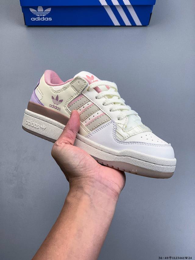 阿迪达斯 Adidas Originals Forum 84 Low Adv 低帮百搭潮流休闲运动板鞋。以复古篮球鞋的外形为基础，采用皮革拼接，简约百搭，更加贴