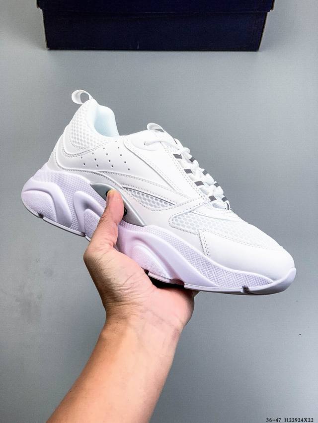 Dior迪奥 B22 牛皮 科技网布运动休闲鞋 B22运动鞋以复古视角重新诠释“厚实 廓形。凭借其独创的运动美学，它结合了不同的材料和纹理，例如光滑的小牛皮和黑