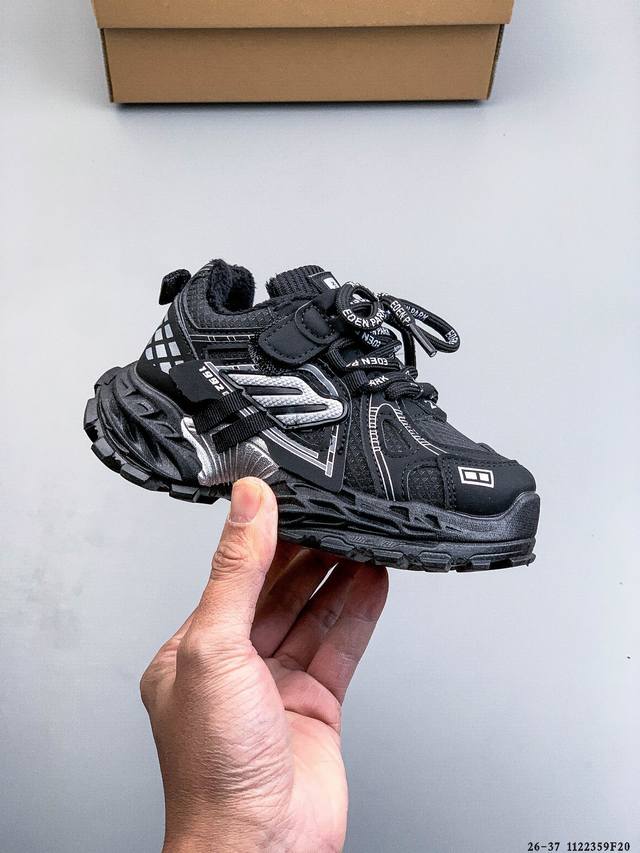 Ugg 秋冬保暖舒适时尚平底休闲小童鞋 独立原版开发大底羊绒鞋垫冬季保暖外出家居都是很适合的选择 1122359F20