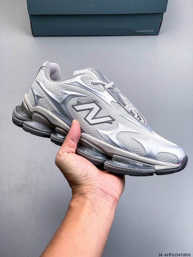 新百伦 New Balance Nb U2000Ea 运动跑步鞋。此复刻经典鞋款，加入当下大热的户外元素，以曾经篮球鞋款型式样加以打造鞋款造型。编织鞋带以及加强