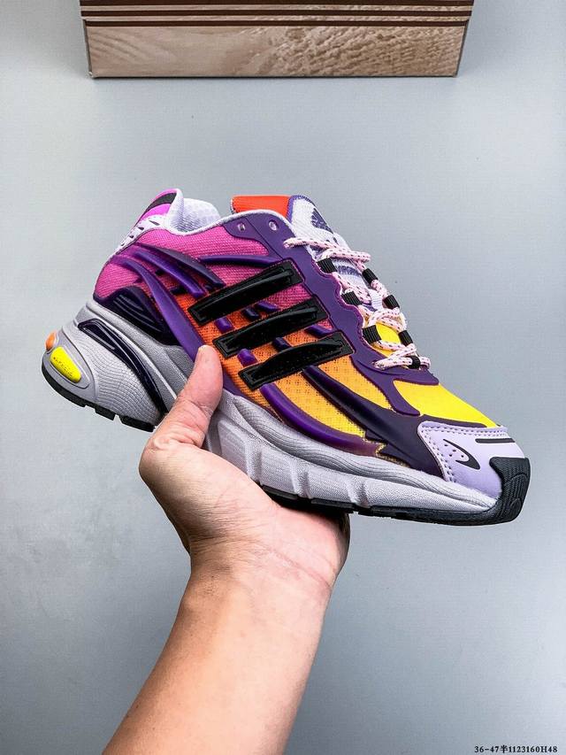 公司级！pharrell Williams 与 Adidas 在巴黎时装周上揭晓了全新鞋款Adidas Jellyfish 水母 。Jellyfish 鞋款是从