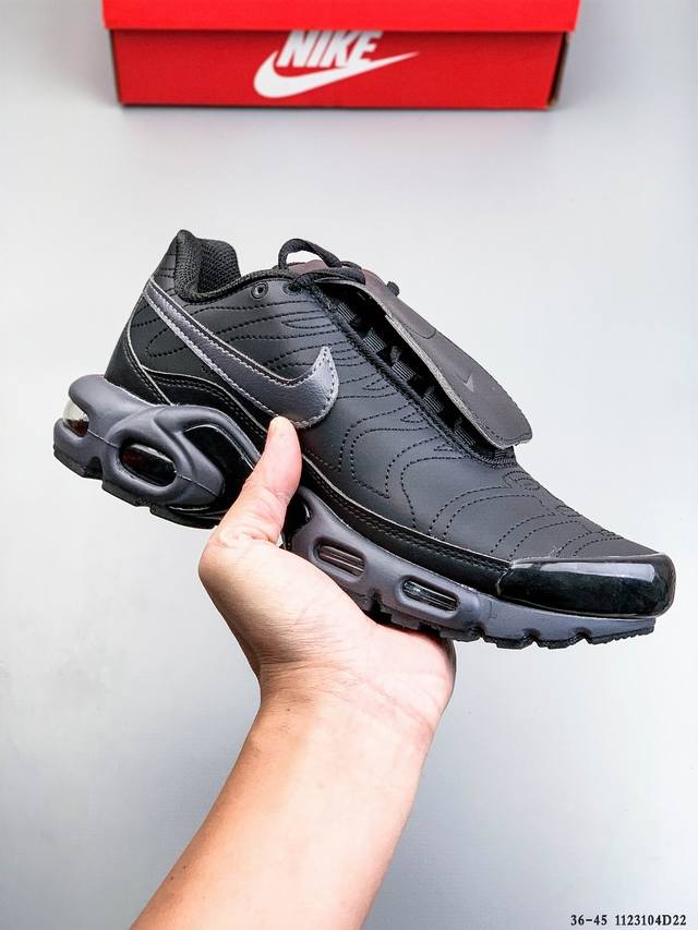 耐克Nike Air Max plus Tiempo 气垫防滑运动休闲鞋 这是Nike受其复古Tiempo足球鞋启发而设计的鞋款。以经典的黑白配色作为主色调，更