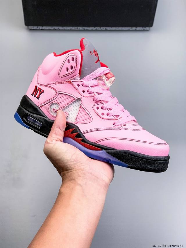 Air Jordan 5 Retro Oreo Aj5 高帮篮球鞋 可视Air气垫+pu中底，为运动中的起跳、急停和落地等场上动作提供可靠保护，即使在面对如今更