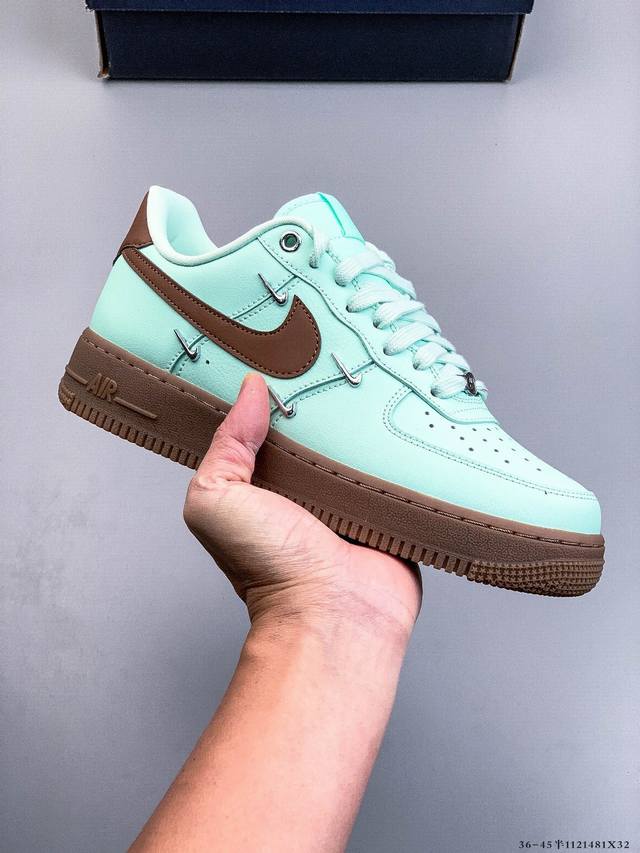 原楦数据纸版，采用硬质优质皮革鞋面材质，内置全掌Air Sole气垫。耐克 Nike Air Force 1 Low 空军一号低帮百搭休闲运动板鞋 112148