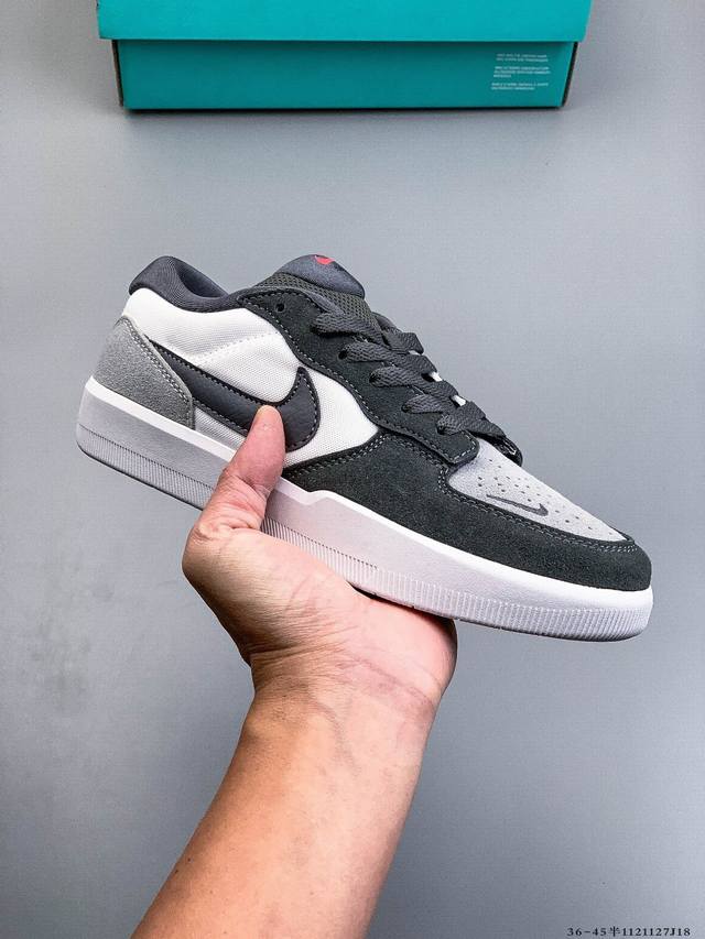 耐克Nike Sb Force 58是一款将前沿创新带入街头的单品，它具有硫化杯底，具有出色的耐用性和灵活性。使用帆布和绒面革，在饰面上放置通风口，它自始至终都