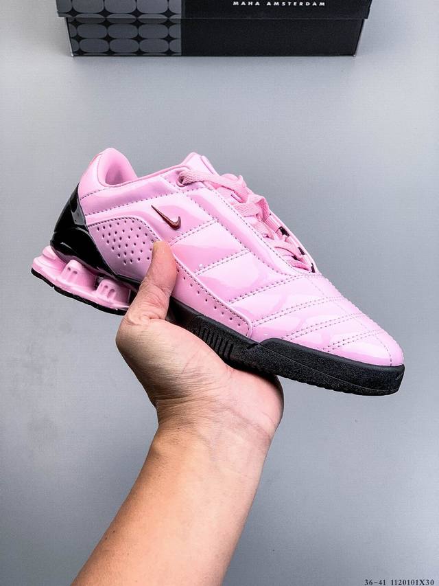 Nike 携手 Maha Amsterdam 推出一款备受追捧的鞋款：Nike T90 Shox Magia。这款最初于 2003 年推出的足球灵感鞋型，现在将