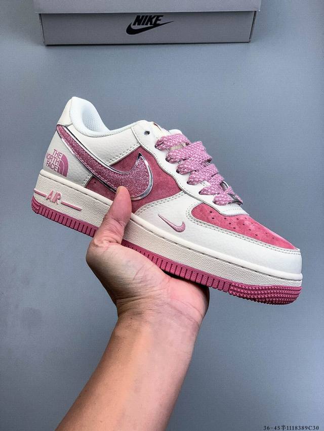 原楦数据纸版，采用硬质优质皮革鞋面材质，内置全掌Air Sole气垫。耐克 Nike Air Force 1 Low 空军一号低帮百搭休闲运动板鞋 111838