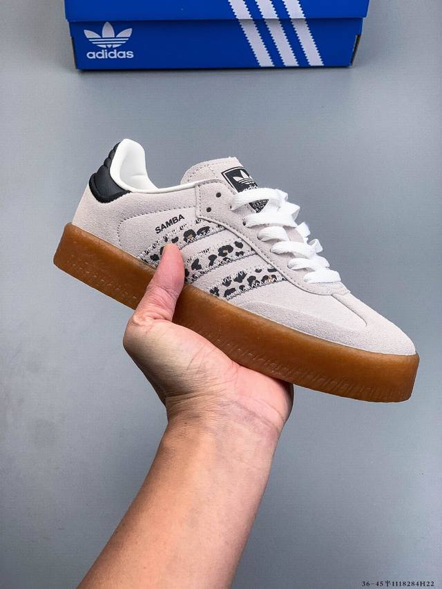 阿迪达斯Adidas Originals Sambae W 百搭单品复古桑巴板鞋 Adidas Sambae W采用了生胶材质的厚底设计，轻松提升身高同时，带来