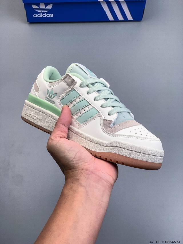 阿迪达斯 Adidas Originals Forum 84 Low Adv 低帮百搭潮流休闲运动板鞋。以复古篮球鞋的外形为基础，采用皮革拼接，简约百搭，更加贴