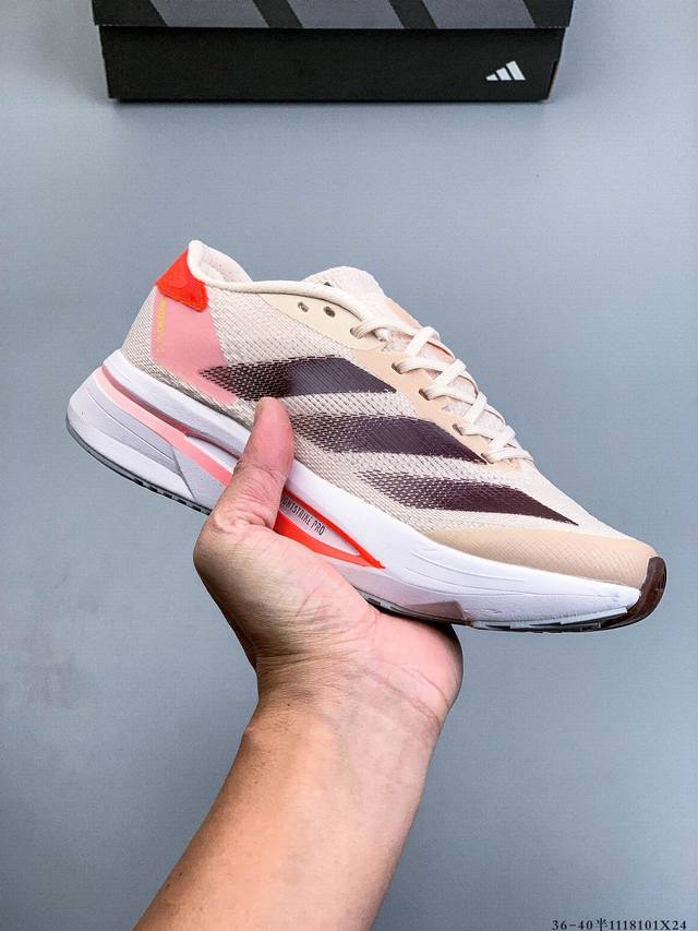 阿迪达斯 Adidas 推出的 二代闪充跑鞋 Adizero Sl2，是一款专为马拉松专业竞训设计的跑鞋。它不仅继承了阿迪达斯在跑鞋领域的深厚底蕴，更在科技、性