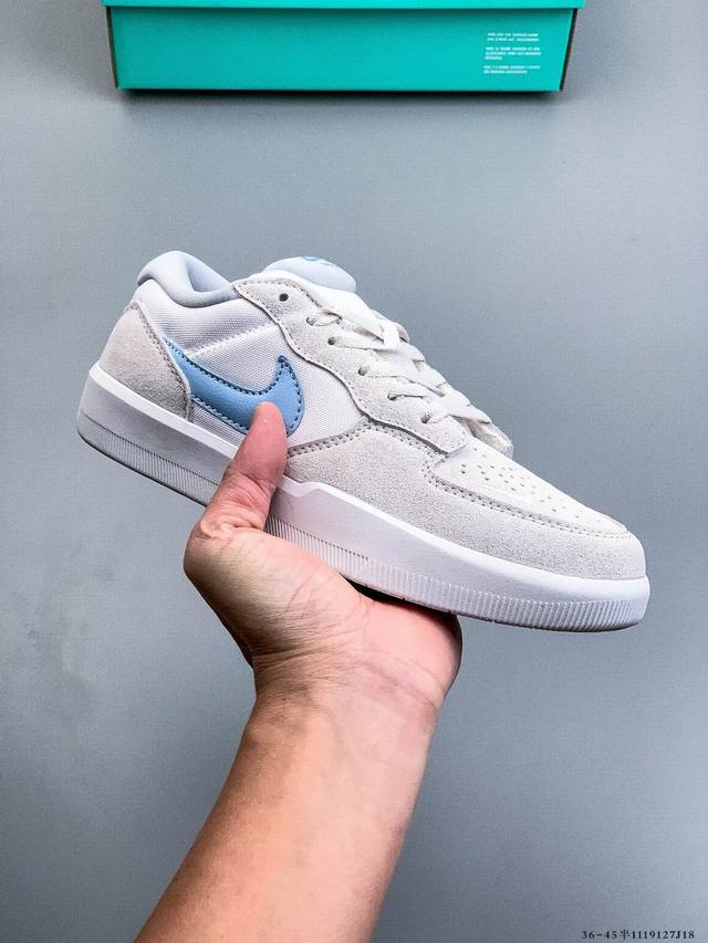 耐克Nike Sb Force 58是一款将前沿创新带入街头的单品，它具有硫化杯底，具有出色的耐用性和灵活性。使用帆布和绒面革，在饰面上放置通风口，它自始至终都