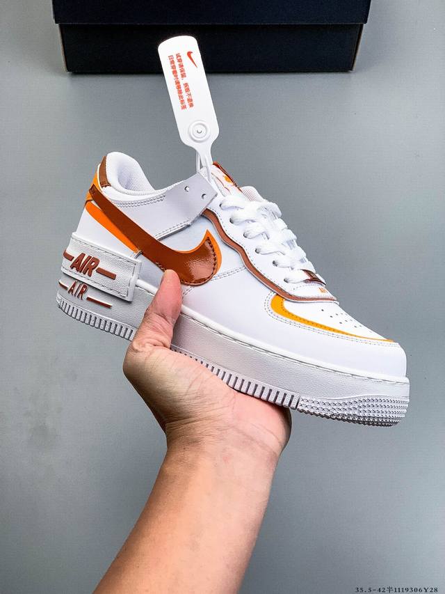 公司级头层！Nike 耐克 Air Force 1 Shadow 拼接马卡龙 侧身 Swoosh 采用叠加形的式呈现，同时跟后也将标志性 “Air” 字叠样加配